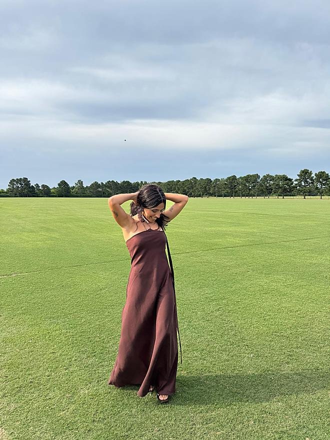 Vestido Julieta — Largo, satinado, en bordó