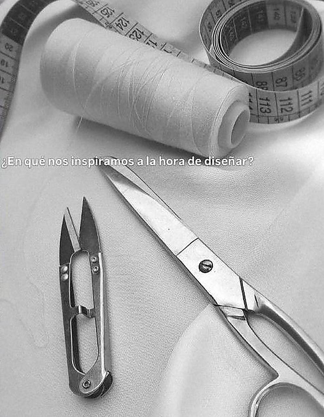 Tijeras, hilo y centímetro sobre la mesa de corte
