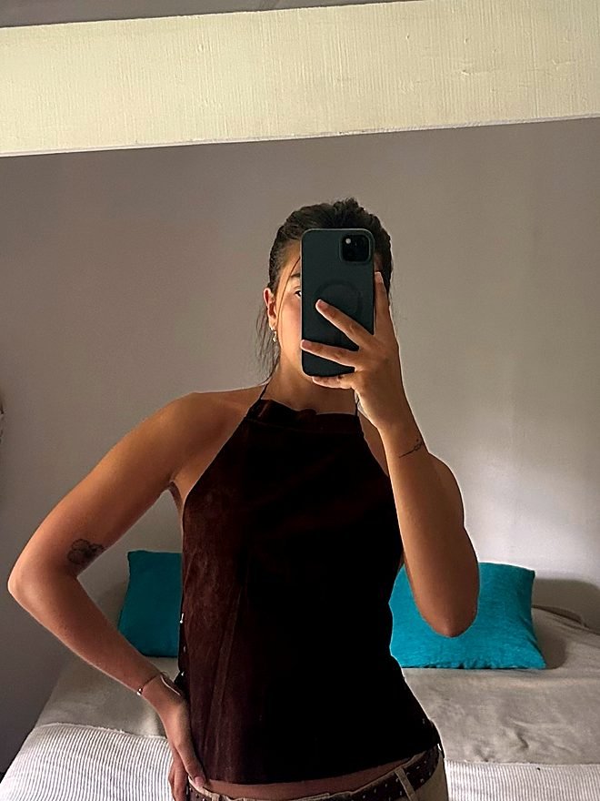 Noir top — Gamuza chocolate, sin mangas